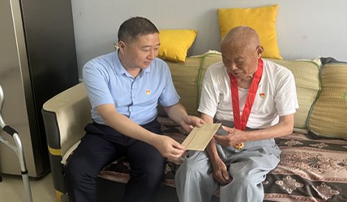 城发集团开展“光荣在党50年”退休党员走访慰问活动